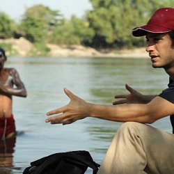 Gael Garcia Bernal waits to cross the River Suchiate (photo by Marc Silver)