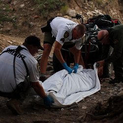 Recovering a body from the desert (photo by Marc Silver)